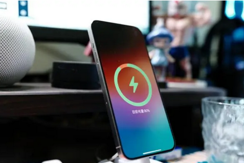辉南苹果15换屏服务分享用什么充电器给iPhone15充电更好 